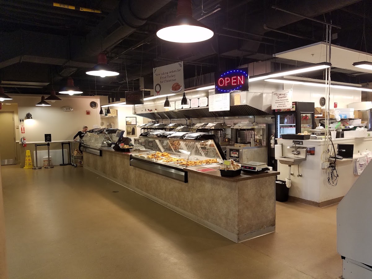 Dutch Country Farmer's Market - DJ's Wing Counter